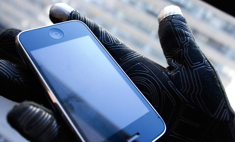 Illustration for article titled iPhone Glove Battlemodo